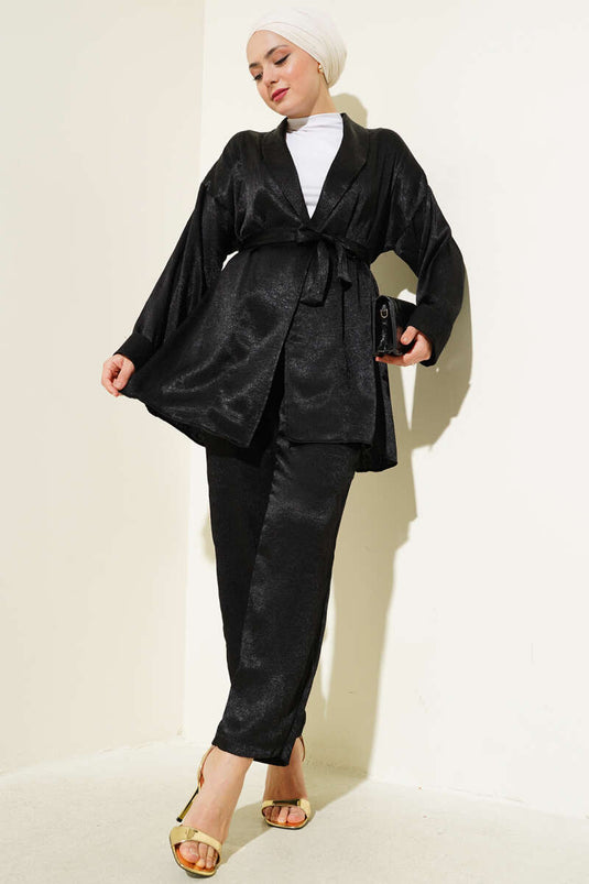 بدلة من قطعتين من الساتان المجعد بحزام باللون الأسود