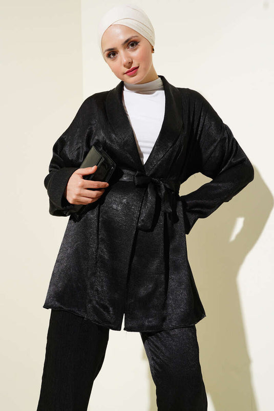 بدلة من قطعتين من الساتان المجعد بحزام باللون الأسود