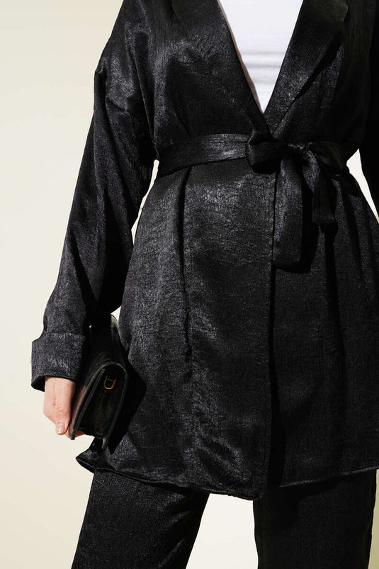 بدلة من قطعتين من الساتان المجعد بحزام باللون الأسود