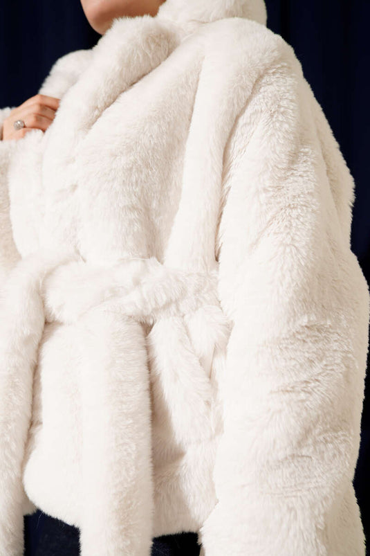 معطف فرو مزدوج الصدر بحزام أبيض
