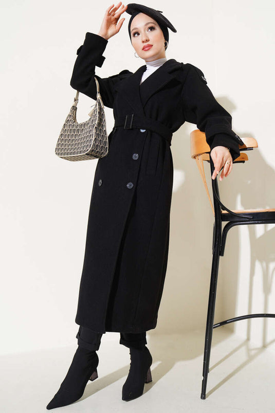 معطف كشمير طويل أسود اللون مع حزام على الكتف