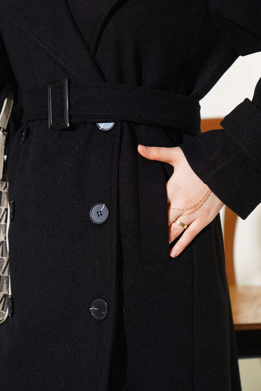 معطف كشمير طويل أسود اللون مع حزام على الكتف