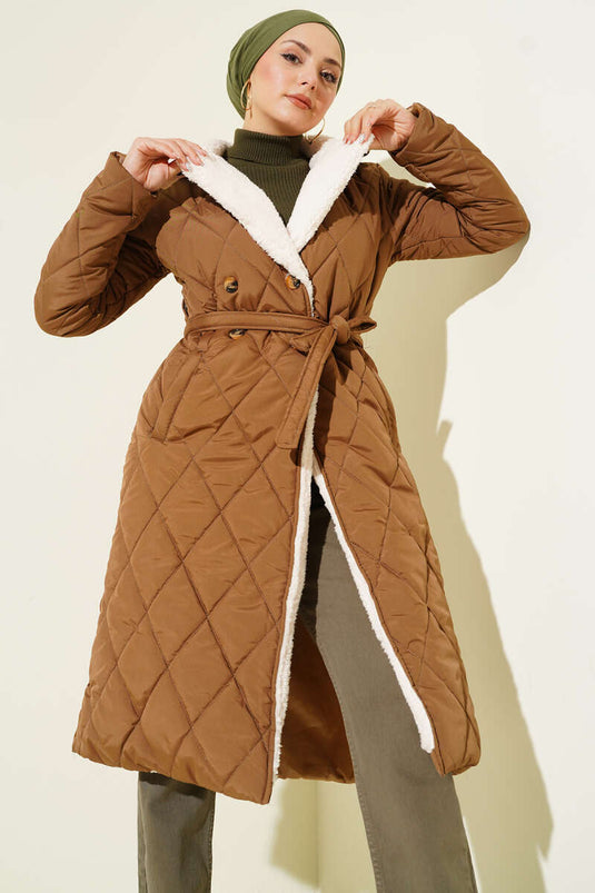 معطف مبطن بتفاصيل من القطيفة وحزام باللون البني