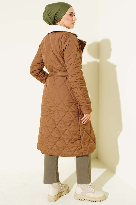 معطف مبطن بتفاصيل من القطيفة وحزام باللون البني