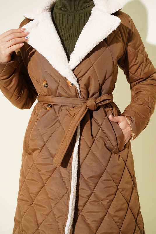 معطف مبطن بتفاصيل من القطيفة وحزام باللون البني