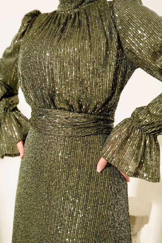 فستان سهرة باللون الكاكي مع حزام وتفاصيل من الترتر