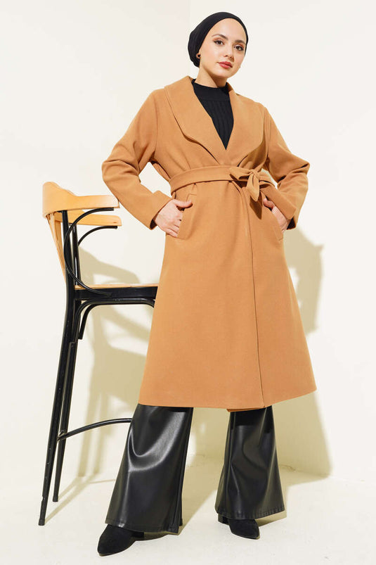 معطف طويل أساسي بحزام من اللون الجملي