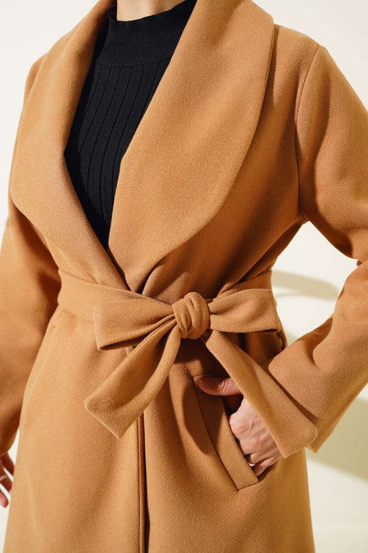 معطف طويل أساسي بحزام من اللون الجملي