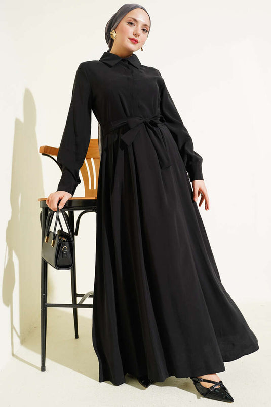 Robe en tissu Tensel à col montant avec ceinture et boutons, noire