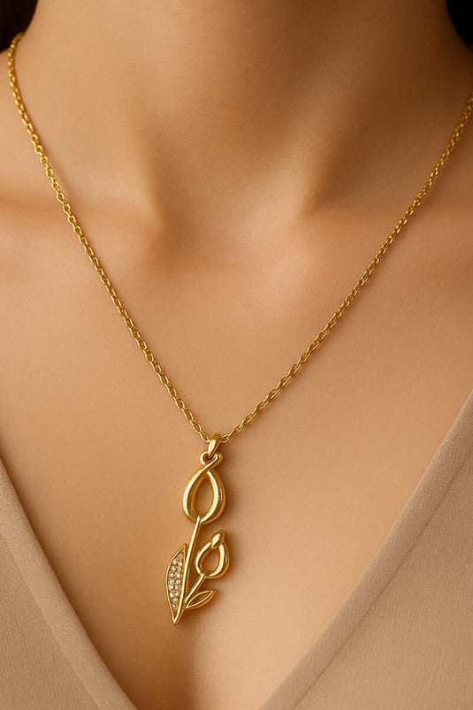 Gouden ketting met steentjes in tulpmotief