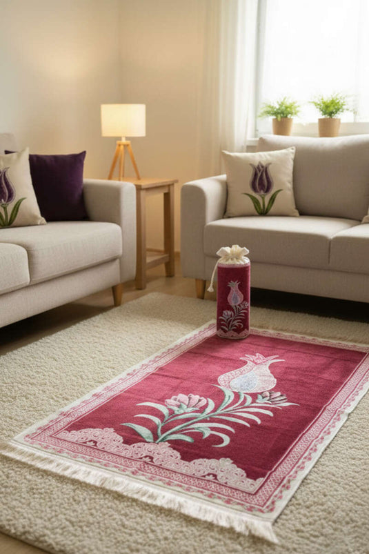 سجادة صلاة محبوكة بنقشة الزنبق مع كيس باللون القرمزي