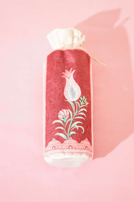 سجادة صلاة محبوكة بنقشة الزنبق مع كيس باللون القرمزي