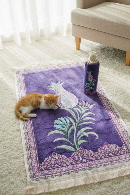 سجادة صلاة مزخرفة بنقشة الزنبق مع كيس بنفسجي