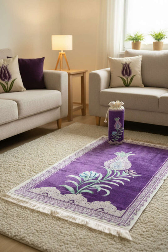 سجادة صلاة مزخرفة بنقشة الزنبق مع كيس باللون البنفسجي