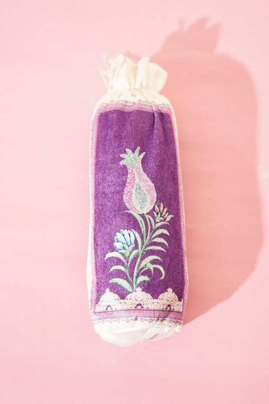 سجادة صلاة مزخرفة بنقشة الزنبق مع كيس باللون البنفسجي