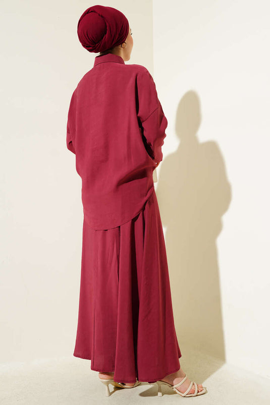 بدلة من قطعتين بتنورة مرنة وتفاصيل باللون الأحمر الداكن