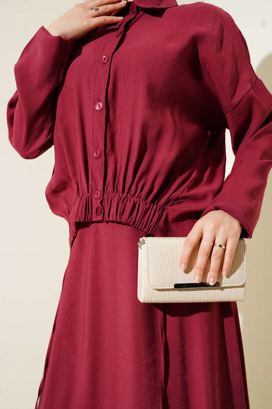 بدلة من قطعتين بتنورة مرنة وتفاصيل باللون الأحمر الداكن