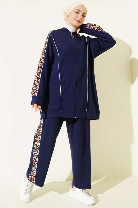 طقم مزدوج بغطاء رأس مزين بنقشة الفهد باللون الأزرق الداكن