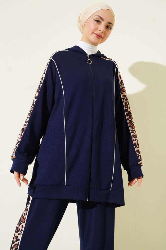 طقم مزدوج بغطاء رأس مزين بنقشة الفهد باللون الأزرق الداكن