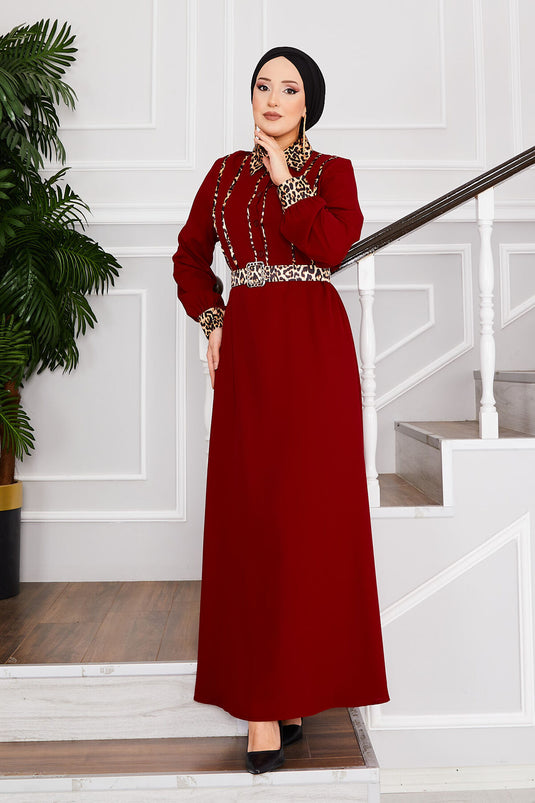 فستان بحجاب وياقة قميص بنقشة جلد النمر، لون عنابي