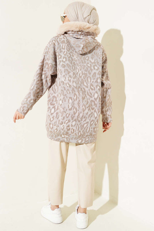 Gilet beige à capuche bordé de fourrure et motif léopard