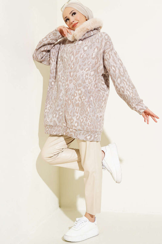 Gilet beige à capuche bordé de fourrure et motif léopard