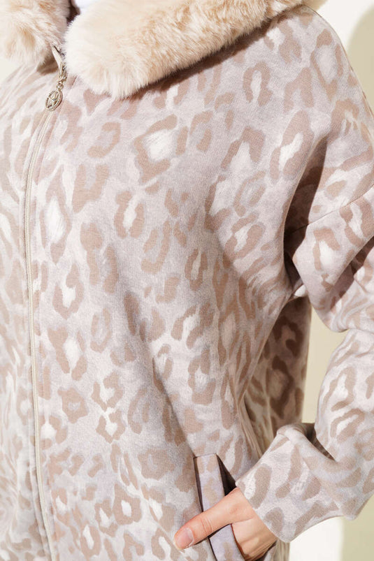 Gilet beige à capuche bordé de fourrure et motif léopard