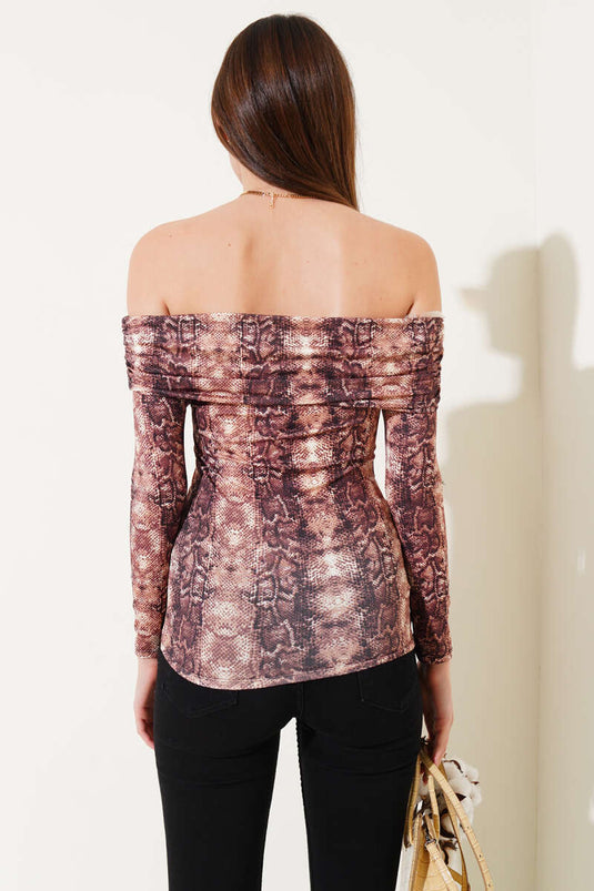 بلوزة بياقة قارب ونقشة جلد النمر بلون الجمل