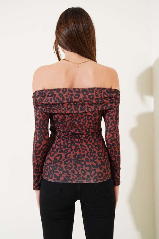 بلوزة بنقشة جلد النمر وفتحة رقبة القارب بلون بني