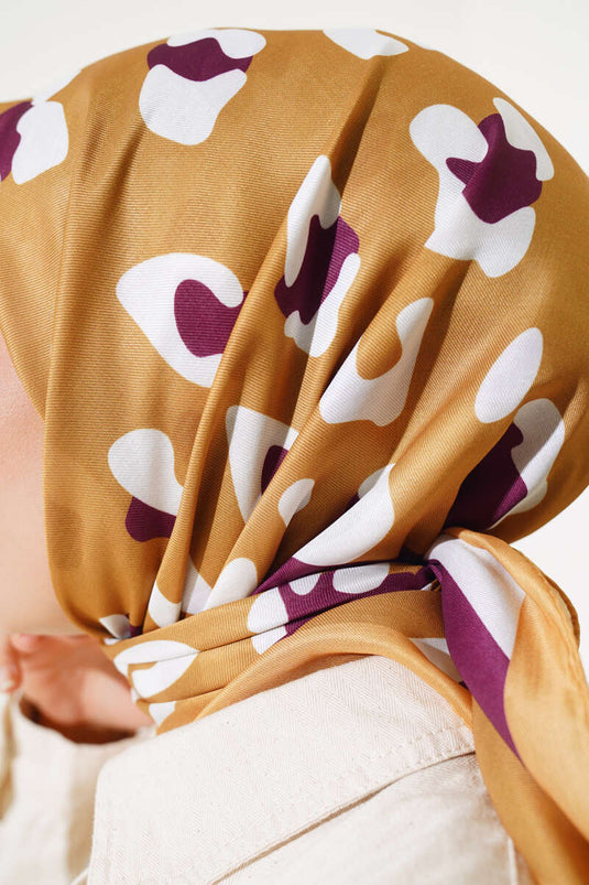 وشاح ناعم مخطط بنقشة جلد النمر باللون الأخضر الزيتي