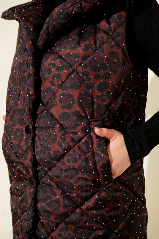 سترة مبطنة بنقشة الفهد وحجارة باللون البني