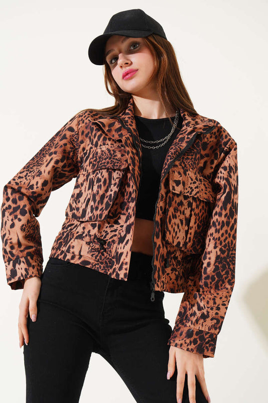 Veste courte à col montant à motif léopard