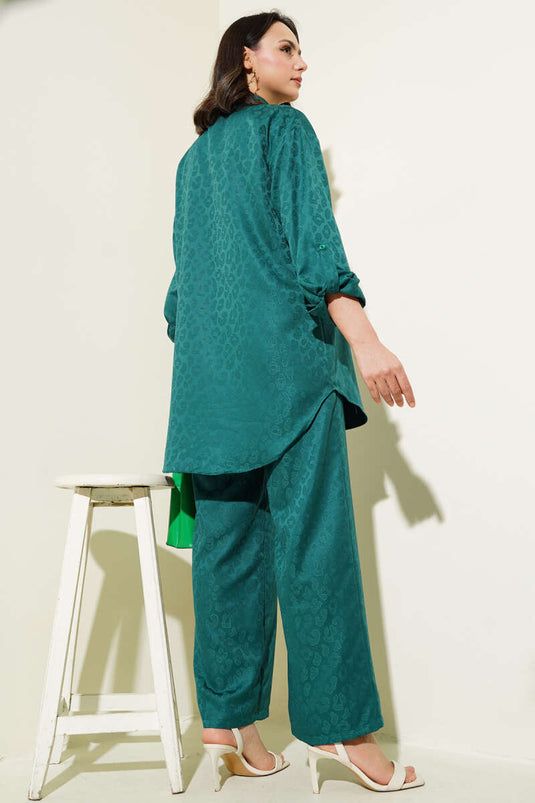 بدلة مكونة من قطعتين من الجاكار بنقشة جلد النمر باللون الأخضر