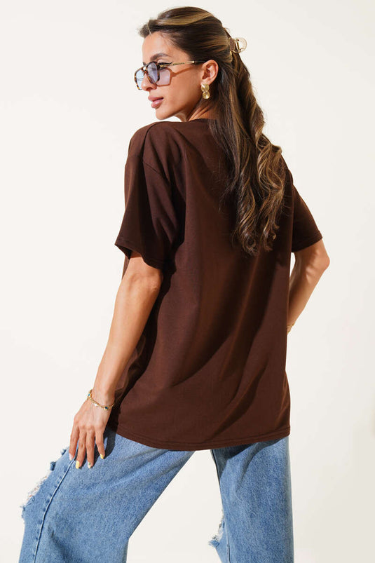 تي شيرت بني مطبوع عليه فيونكة جلد النمر