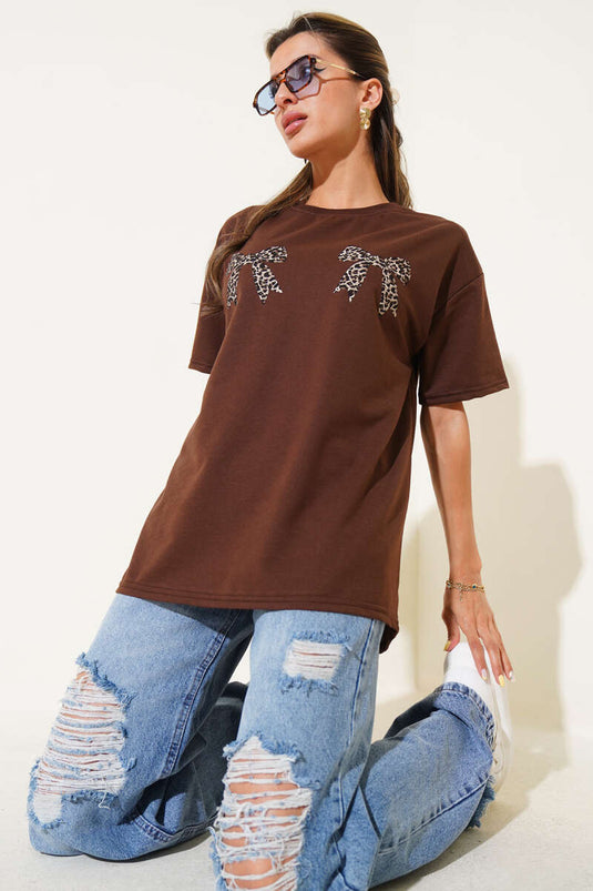 تي شيرت بني مطبوع عليه فيونكة جلد النمر