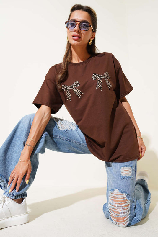 تي شيرت بني مطبوع عليه فيونكة جلد النمر