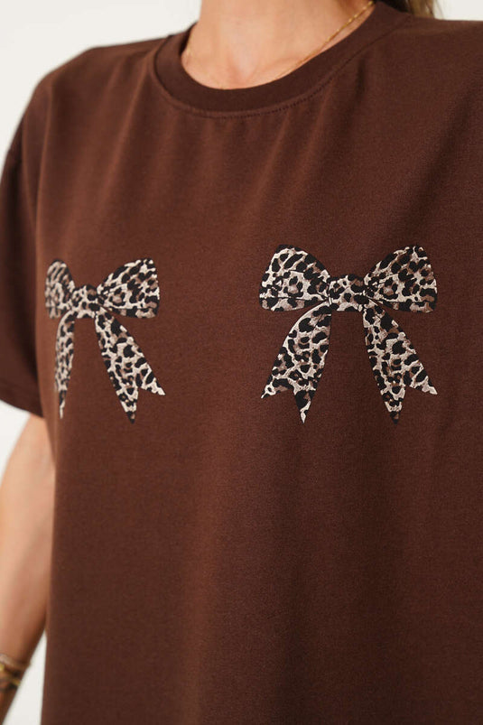 تي شيرت بني مطبوع عليه فيونكة جلد النمر