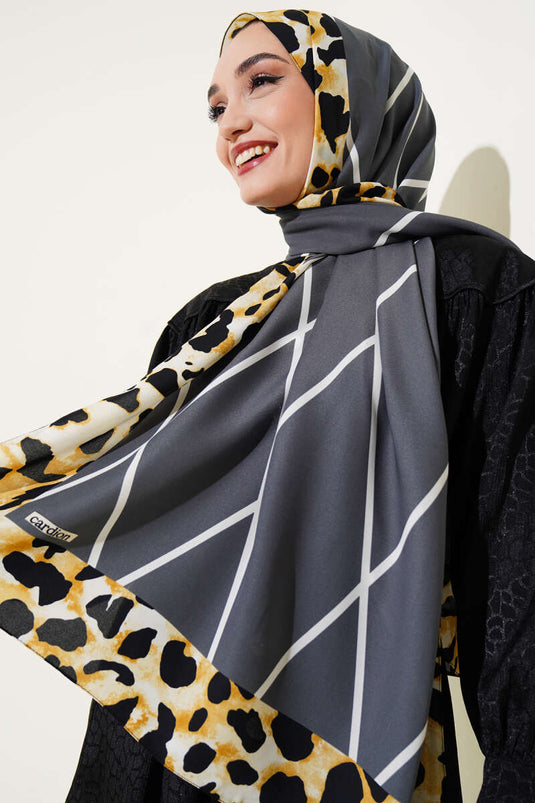 شال المدينة المنورة المخطط بنقشة جلد النمر، مدخن