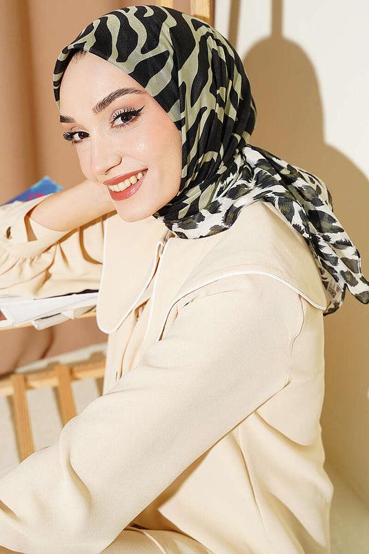 وشاح بنقشة خطوط الفهد باللون الأخضر الزيتي