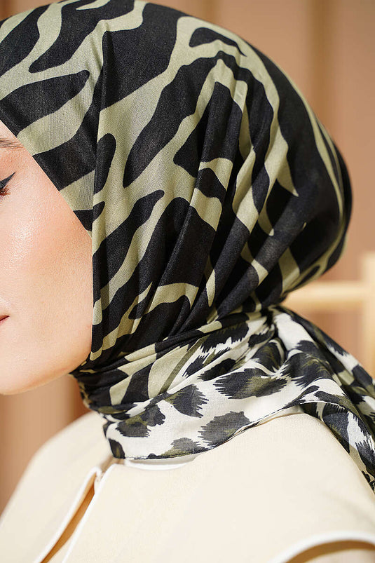 وشاح بنقشة خطوط الفهد باللون الأخضر الزيتي
