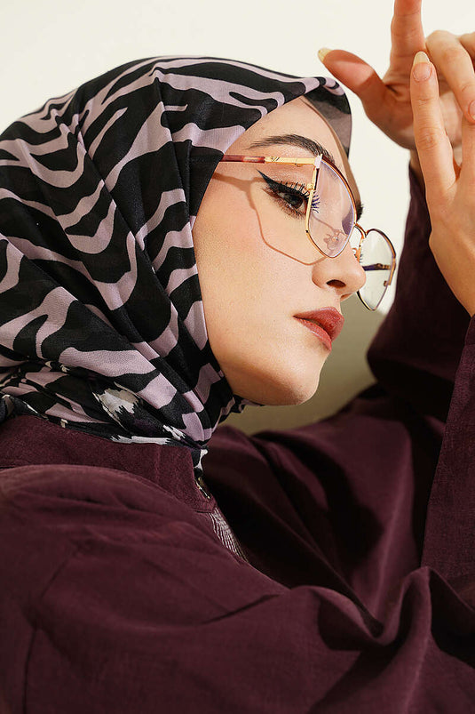 وشاح بنقشة خطوط الفهد باللون الليلكي
