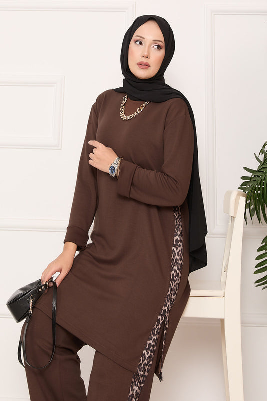 طقم أويشو بنمط الفهد مع شرائط وقصة مشقوقة بلون القهوة