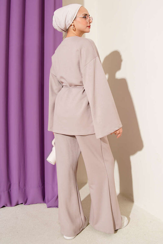 طقم لويسا إمبلم الإسباني ذو القطعتين، بيج