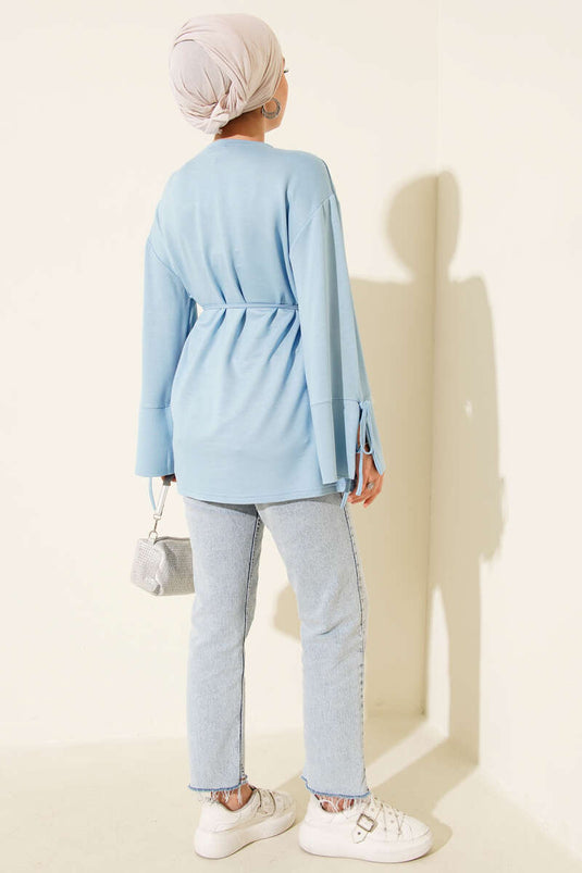 Tunique Loysha bleue nouée au poignet avec cordon