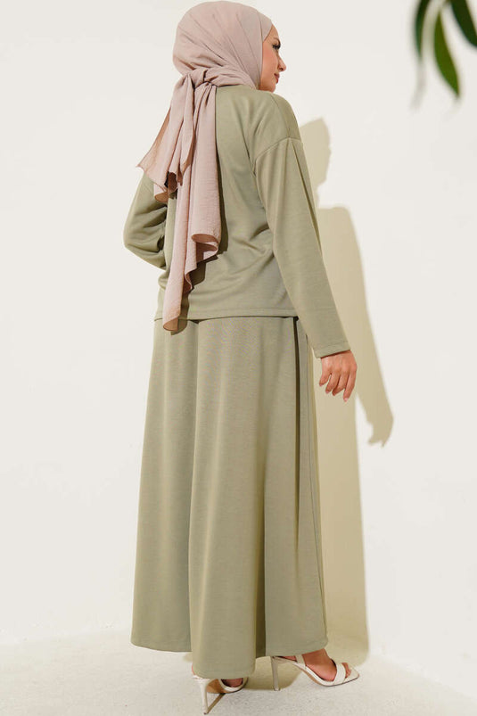 بدلة لويزا بريت ذات الأزرار والتنورة المكونة من قطعتين، باللون الأخضر اللوزي