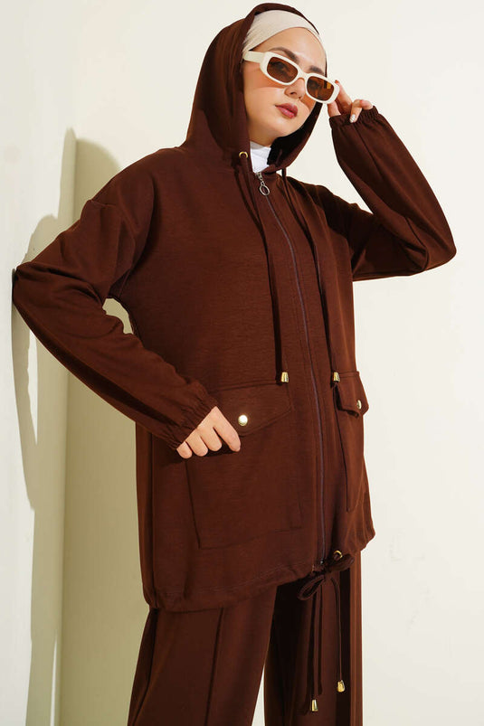 طقم لويزا المكون من قطعتين بغطاء رأس وجيوب بسحاب، بني داكن