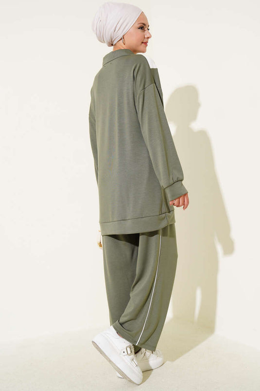 Loyşa tweedelig pak met rits en V-streep, amandelgroen