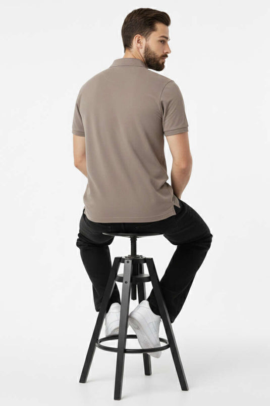 قميص بولو بياقة وأزرار لون بني