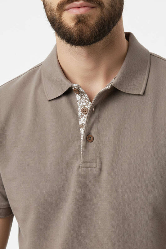 قميص بولو بياقة وأزرار لون بني