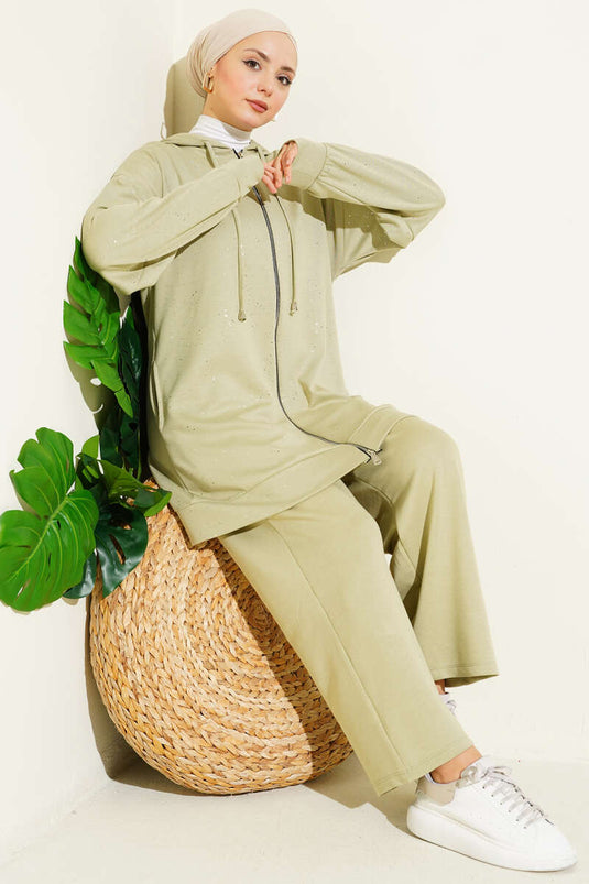 طقم ثنائي بغطاء رأس مع تفاصيل من الدانتيل لون أخضر الزيتون